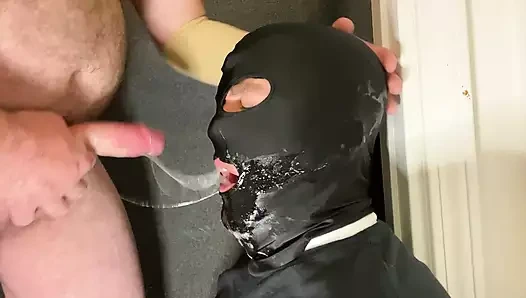 Sözel alfa, ibnesini şükran günü sosuyla besliyor