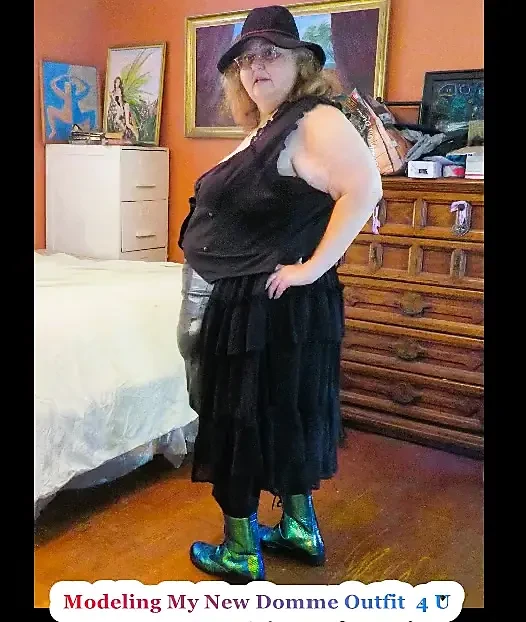 Nova dominatrix sexy em forma em chapéu e botas tiradas antes de fazermos vídeos