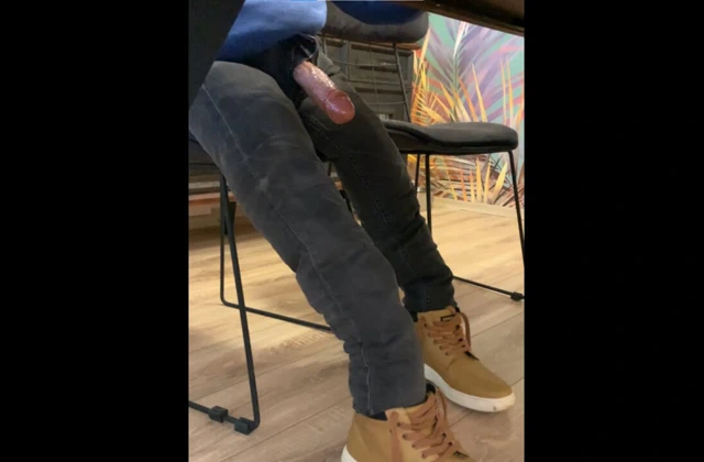 Yanlışlıkla genç üvey oğlumun yarağını gördüm.