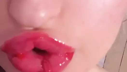 Kırmızı ruj parlatıcı büyüleyici