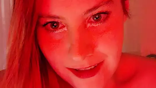 Milf Noel'de şeker kamışı vibratörüyle mastürbasyon yapıyor.