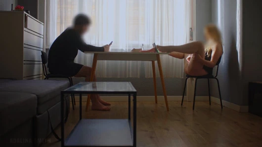 Üvey kız kardeş üvey erkek kardeşinin önünde utanmadan mastürbasyon yapıyor ve amını fışkırtıyor - Adalina Smith