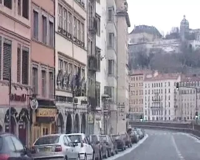 Yuvarlak götlü Fransız sürtük aynı anda iki adamı memnun edebilir