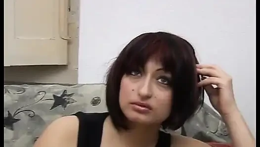 Gösterişli esmer evde sikilmeden önce parkta göğüslerini gösteriyor