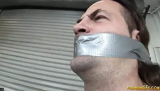 Sarışın genç kız Kara Novack adamın sert sikini şaplaklıyor ve okşuyor