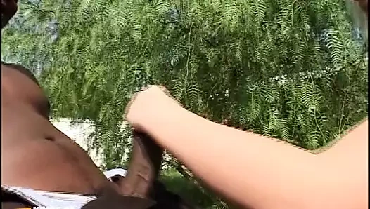 Dövmeli genç kız kanepede büyük yaraklı siyah bir adam tarafından amını sert bir şekilde pompalatıyor