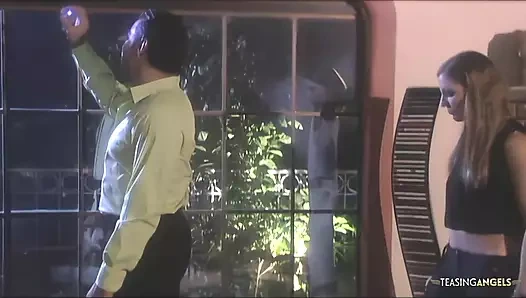 Kendine güvenen esmer bir adamı baştan çıkarıyor ve yüzüne bolca döl alıyor.