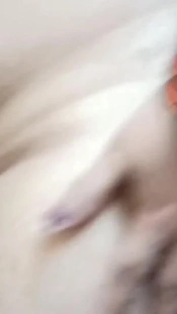 Падающий до челюсти момент из "Замужние женщины дези трахают пальцами ее горячую киску, когда она одна"