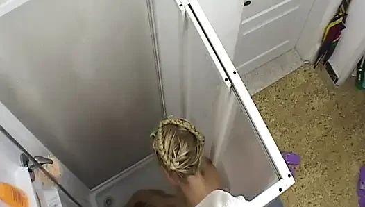 İki sarışın ıslak duşa dokunuyor ve vücut oyunu yapıyor