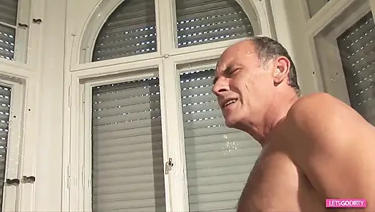 Pirsingli memeli büyük memeli olgun meme sikişmeyi seviyor