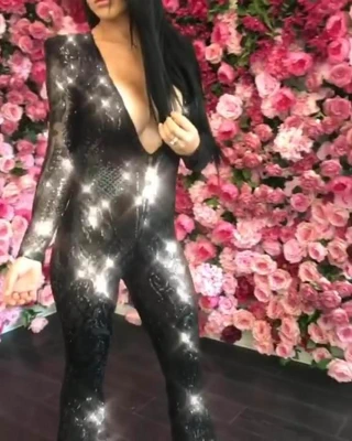 Eva, hepimiz için parıldayan gibi sinsice dolaşıyor.