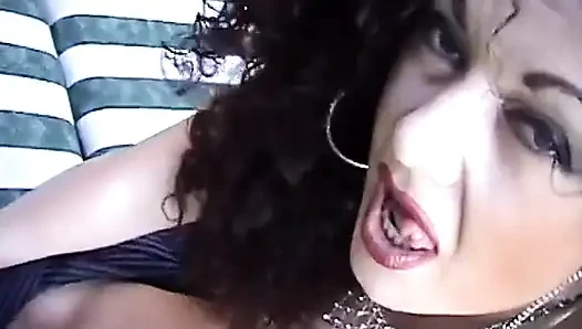 Jessica Rizzo в истощенных дырках для горячих членов, сцене 05