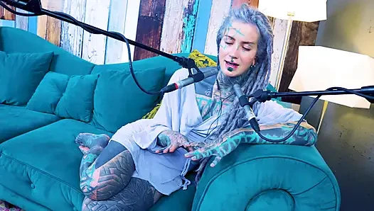 S hakkında konuşuyorum - utanç - asmr podcast sfw konuşuyor gotik sıska kız dreadlocks dövmeli model dövmeli kız
