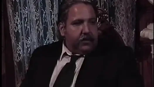 Mafya patronu Shanna Mccullough'un cesur en büyük üvey kızı üvey babasının eniştesi ile müstakbel operasyonunu tartışıyor