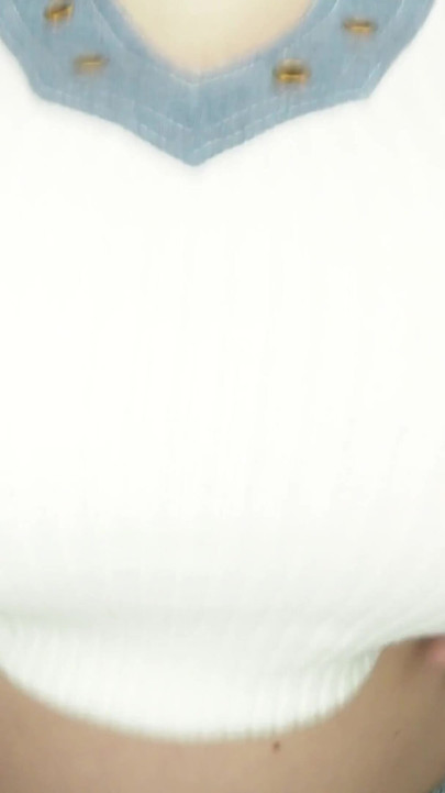 Göğüslerimin çıkması için üstümü makasla kesiyorum