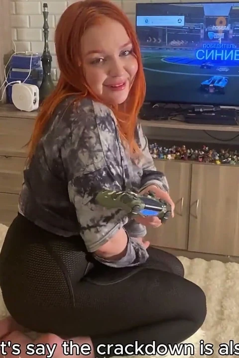 Büyük memeli üvey anne konsolda oynuyor ve sonra sikiliyor: s1e10