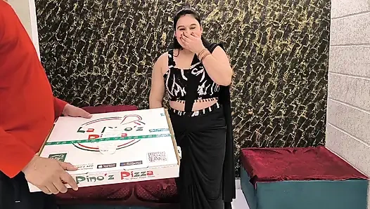Pizza delivery boy fuck Indian lady
