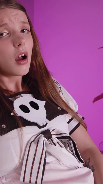 Anime kızı, lymia marks, sikilmeden önce sıkı küçük amcığını tatmin ediyor