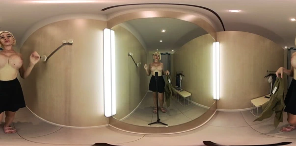 VR Alışveriş merkezinde transparan kıyafetleri üzerinde deneyin. Video vr 360 soyunma odasında transparan kıyafetlere bakın. Alice Dali ile sanal gerçeklik videosu.