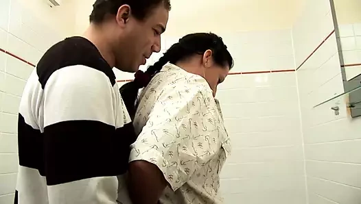 Brunetta scopata con gusto!