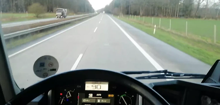 Ben kamyonu sürerken elinde sikiyle