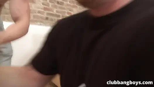 Üvey baba iki genç azgın adamla bilek güreşi yapıyor