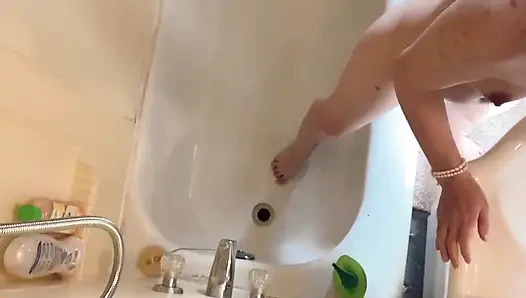 Basit Giyinik Kızlar Hana Onları Çıkarıyor