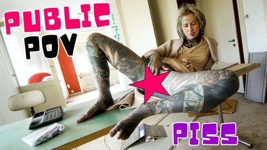 Halka açık dövmeli kızın fışkırtmasında anal ecstasy