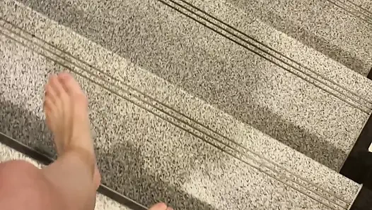 Her yerde yalınayak yürüyor