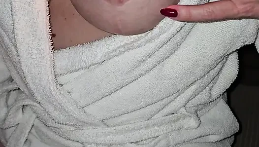 Gerçek orta yaşlı seksi kadın iş gezisinde mastürbasyon yapıyor ve ağda yaptırıyor