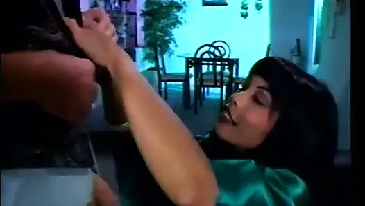 İki azgın sürtük kanepede yarak emiyor ve siyah saçlı bebeği sikiyor
