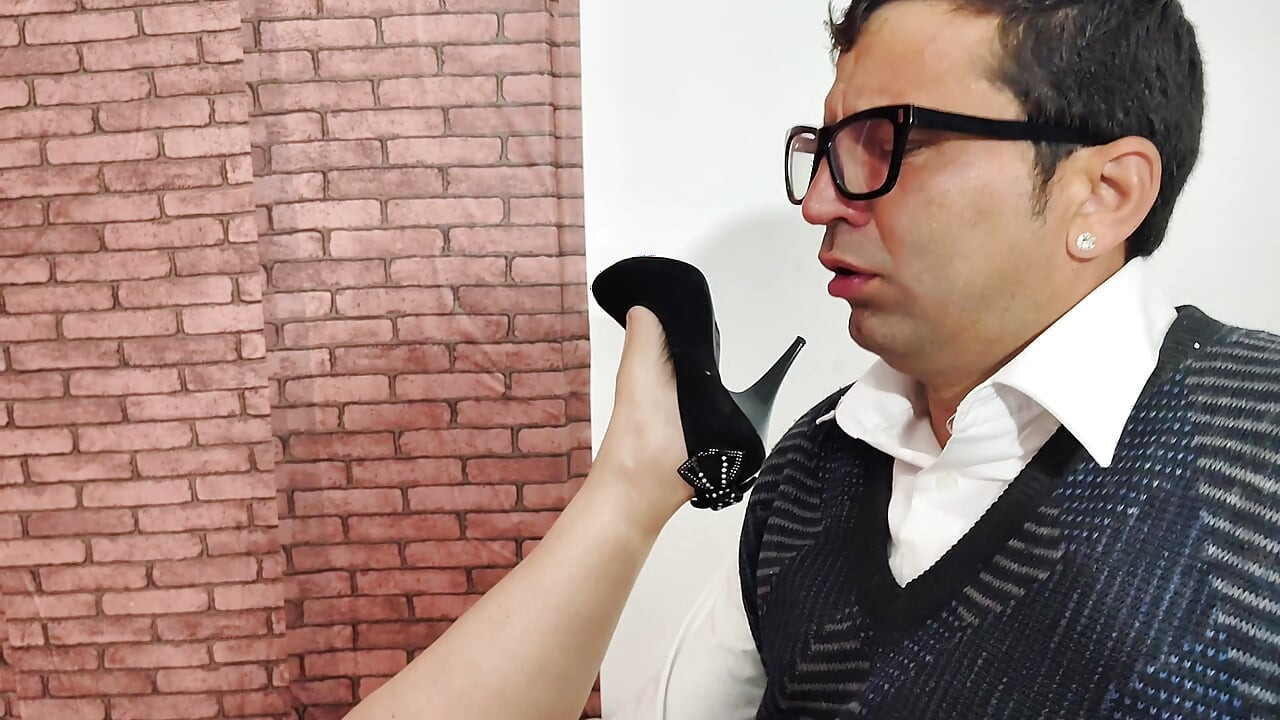 Üvey anne bakire üvey oğluna nasıl eğleneceklerini öğretiyor