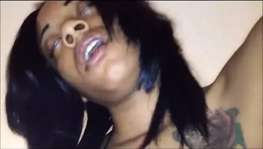 Beyaz adam boşalan üzerinde ona geri