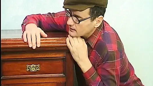 Ateşli Alman hizmetçi yurt odasında sikiliyor