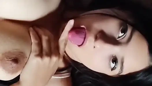 Genç latin kız göğüslerini gösteriyor