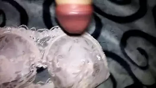 Sütyen boşalması 3