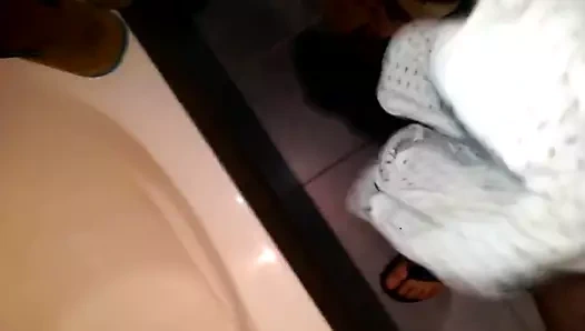 mit slip auf die flip flops meiner freundin wichsen