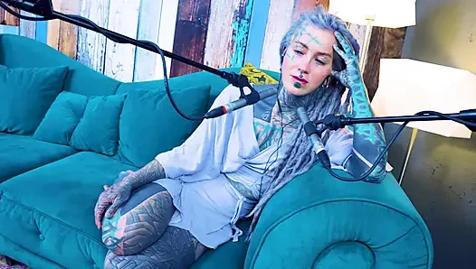 S hakkında konuşuyorum - utanç - asmr podcast sfw konuşuyor gotik sıska kız dreadlocks dövmeli model dövmeli kız