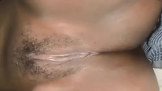 Amcığıyla oynuyor