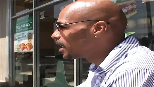 İri göğüslü sarışın pawg orta yaşlı seksi kadın büyük zenci yarağı tarafından bakkalda tavlanıyor