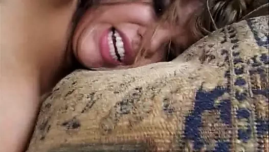 şehvetli bebeğim alır titty fucked önce vahşi seks üzerinde the beyaz kanepe