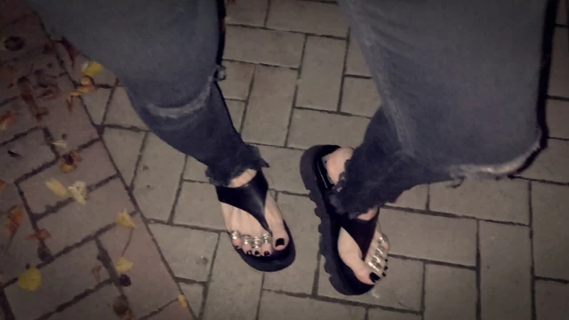 Sıcak Travesti Ayaklarım Gece Yürüyüşünde Sert Yarakları Kışkırtıyor