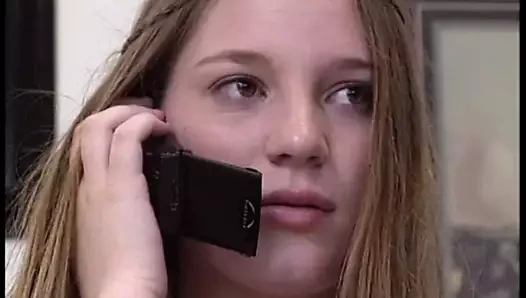 Genç kız hayranının gelmesini bekleyemiyor