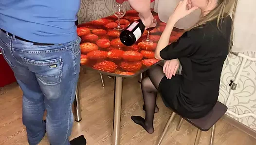 Bir kızı yemeğe davet etti ve onu mutfak masasında becerdi