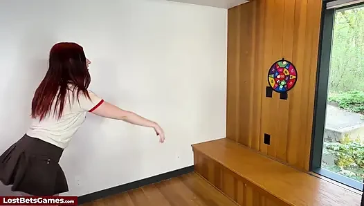 Bir dart oyunu yaramaz bir striptiz oyununa dönüştü
