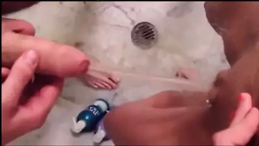 duş altında çiş savaşı