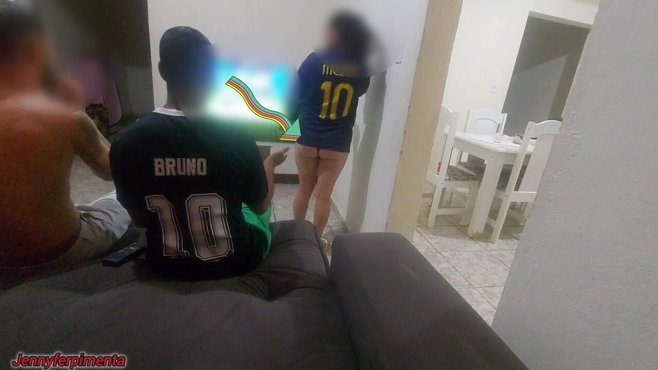 Bir bahis yüzünden kocamın arkadaşıyla seks yapmak zorunda kaldım, ama azdım ve her ikisiyle de çifte penetrasyon yaptım