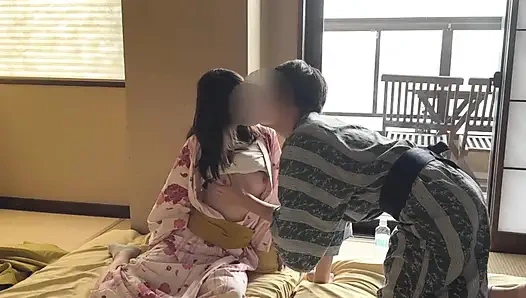 Erkek arkadaş kaplıcada Yukata'da Maria'nın sevimli göğüslerini yalıyor geleneksel Japon Inn