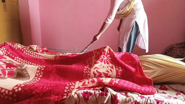 Pathan House Owner Kam wali maid ke samne apna lund hila rahe hai