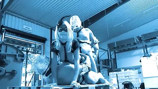 Alman Hakimiyeti Sarışın Sürtükler Kafeste Ve Banyoda